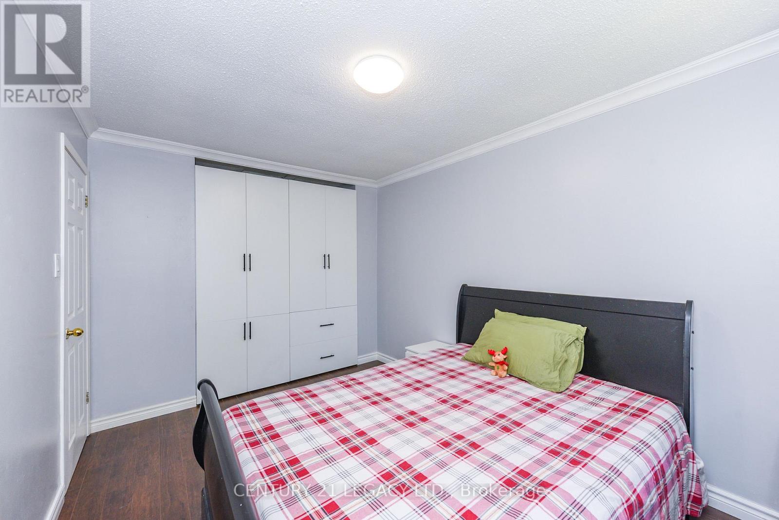 11 Bruce Beer Drive, Brampton, Ontario  L6V 2W7 - Photo 25 - W12421228