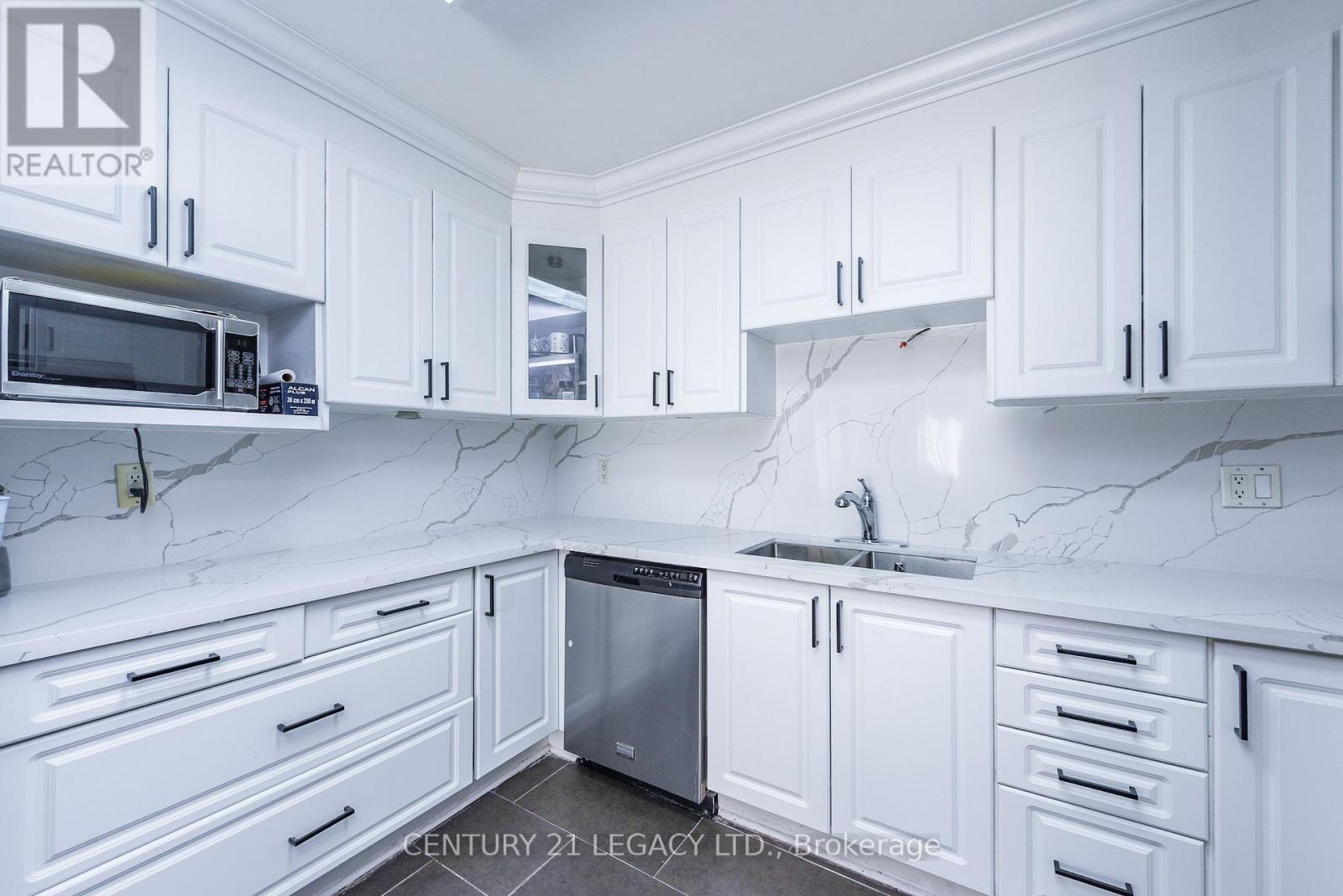 11 Bruce Beer Drive, Brampton, Ontario  L6V 2W7 - Photo 17 - W12421228