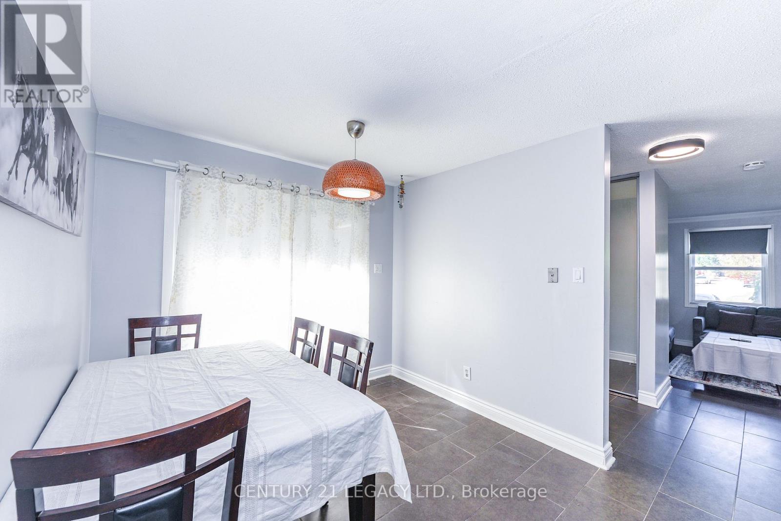 11 Bruce Beer Drive, Brampton, Ontario  L6V 2W7 - Photo 14 - W12421228