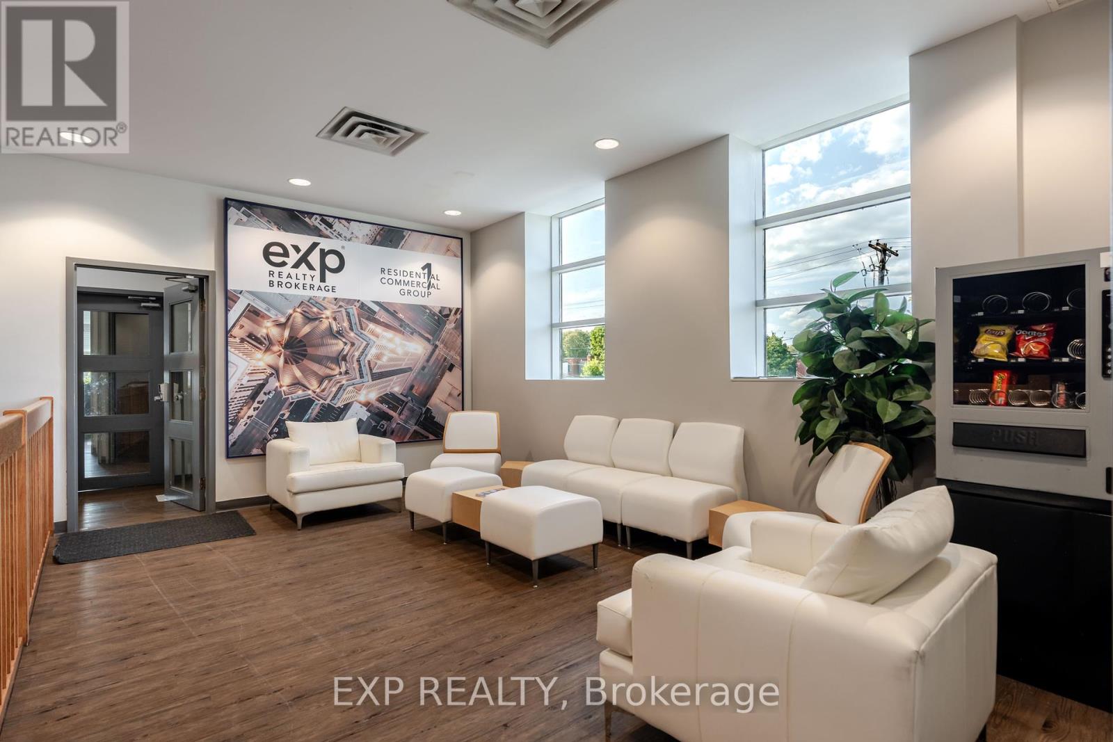 200 - 424 Catherine Street, Ottawa, Ontario  K1R 5T8 - Photo 3 - X12421493