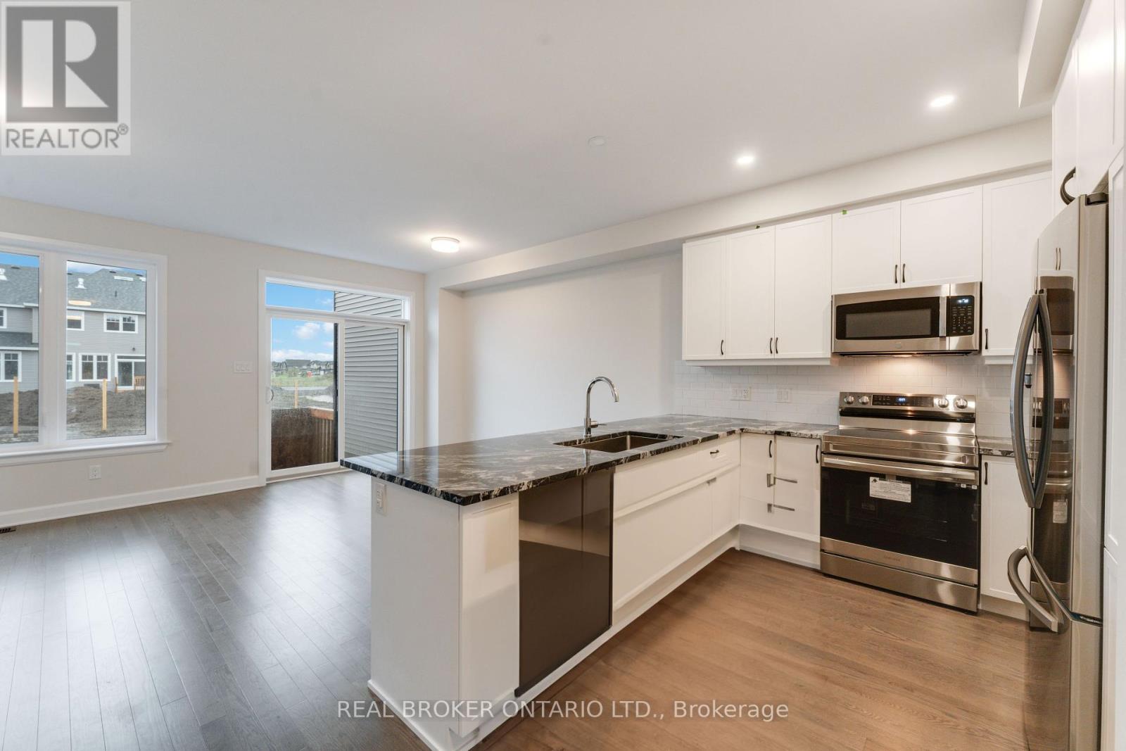 744 Maverick Crescent, Ottawa, Ontario  K2S 2X1 - Photo 4 - X12421494