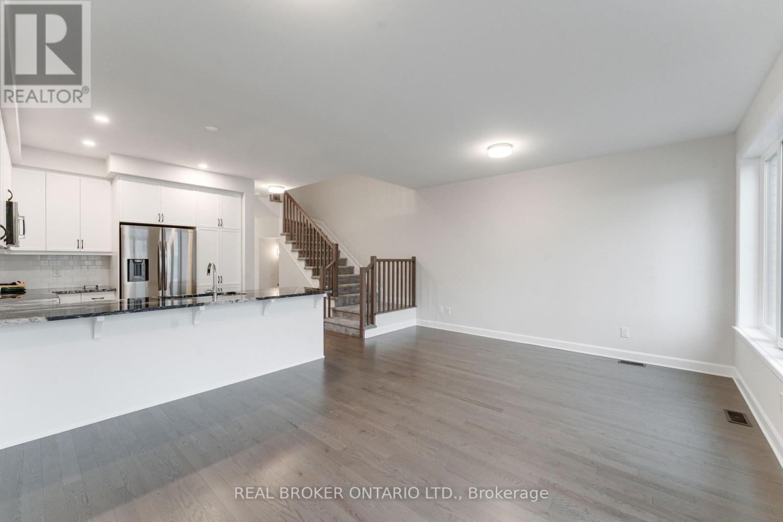 744 Maverick Crescent, Ottawa, Ontario  K2S 2X1 - Photo 7 - X12421494