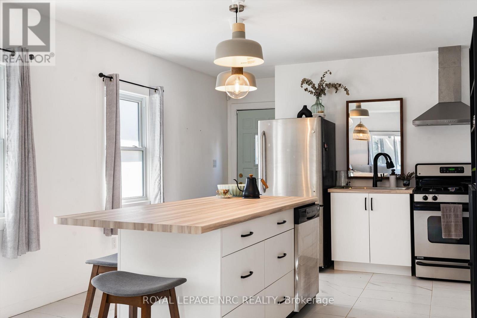 37 Lock Street, St. Catharines, Ontario  L2N 5B8 - Photo 14 - X12421470