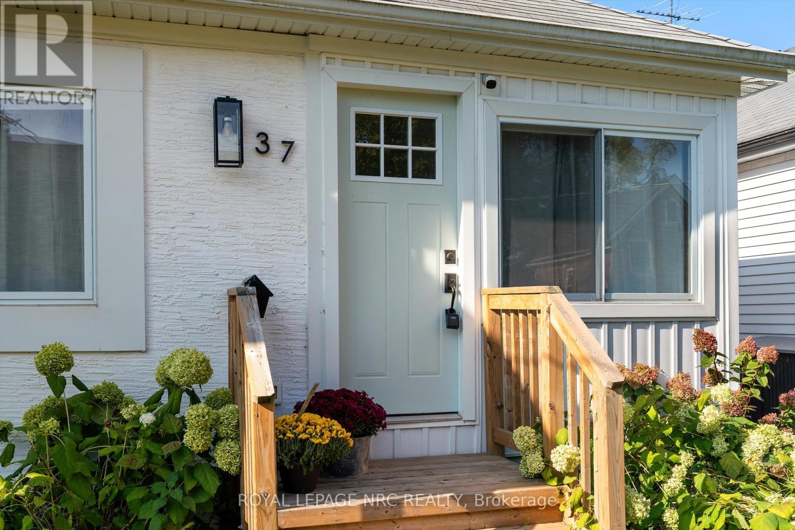 37 Lock Street, St. Catharines, Ontario  L2N 5B8 - Photo 6 - X12421470
