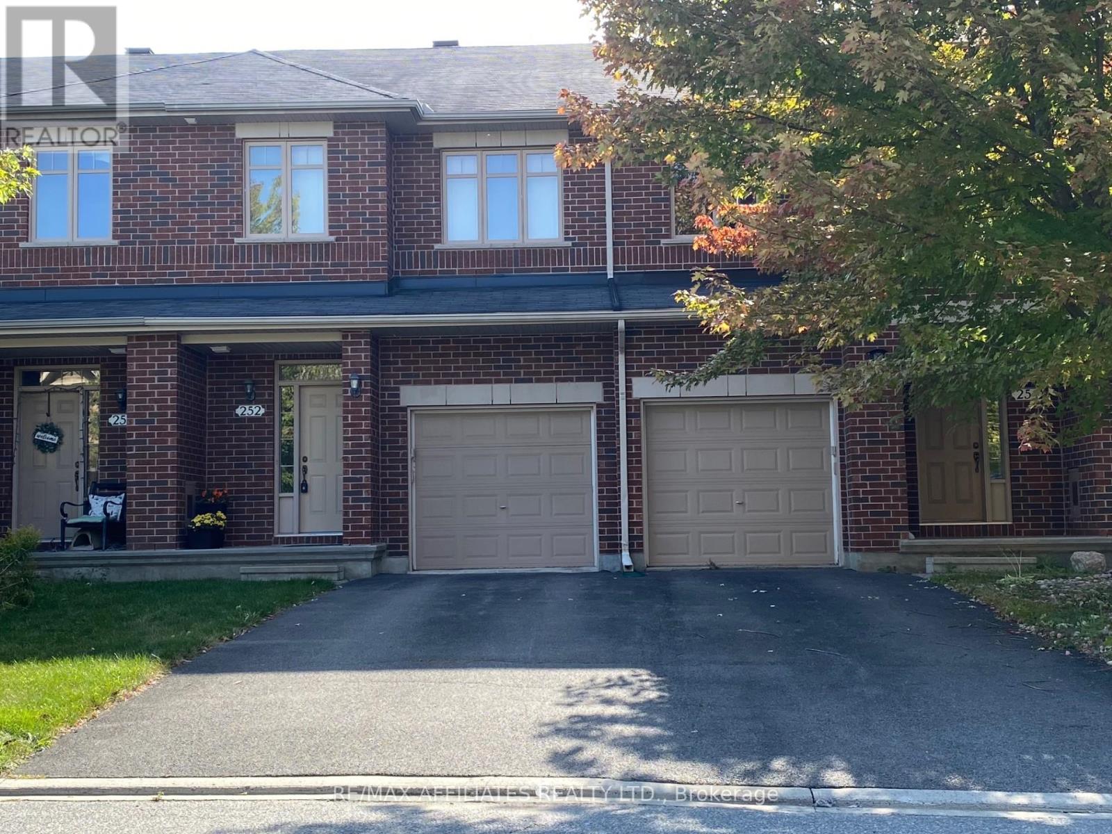252 Badgeley Avenue, Ottawa, Ontario  K2T 0A7 - Photo 2 - X12315613