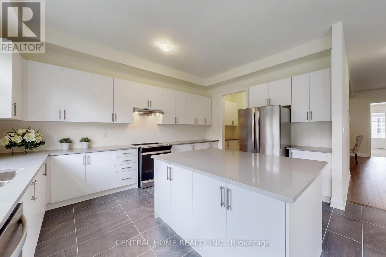 27 Upbound Court, East Gwillimbury, Ontario  L9N 0E5 - Photo 12 - N12421303