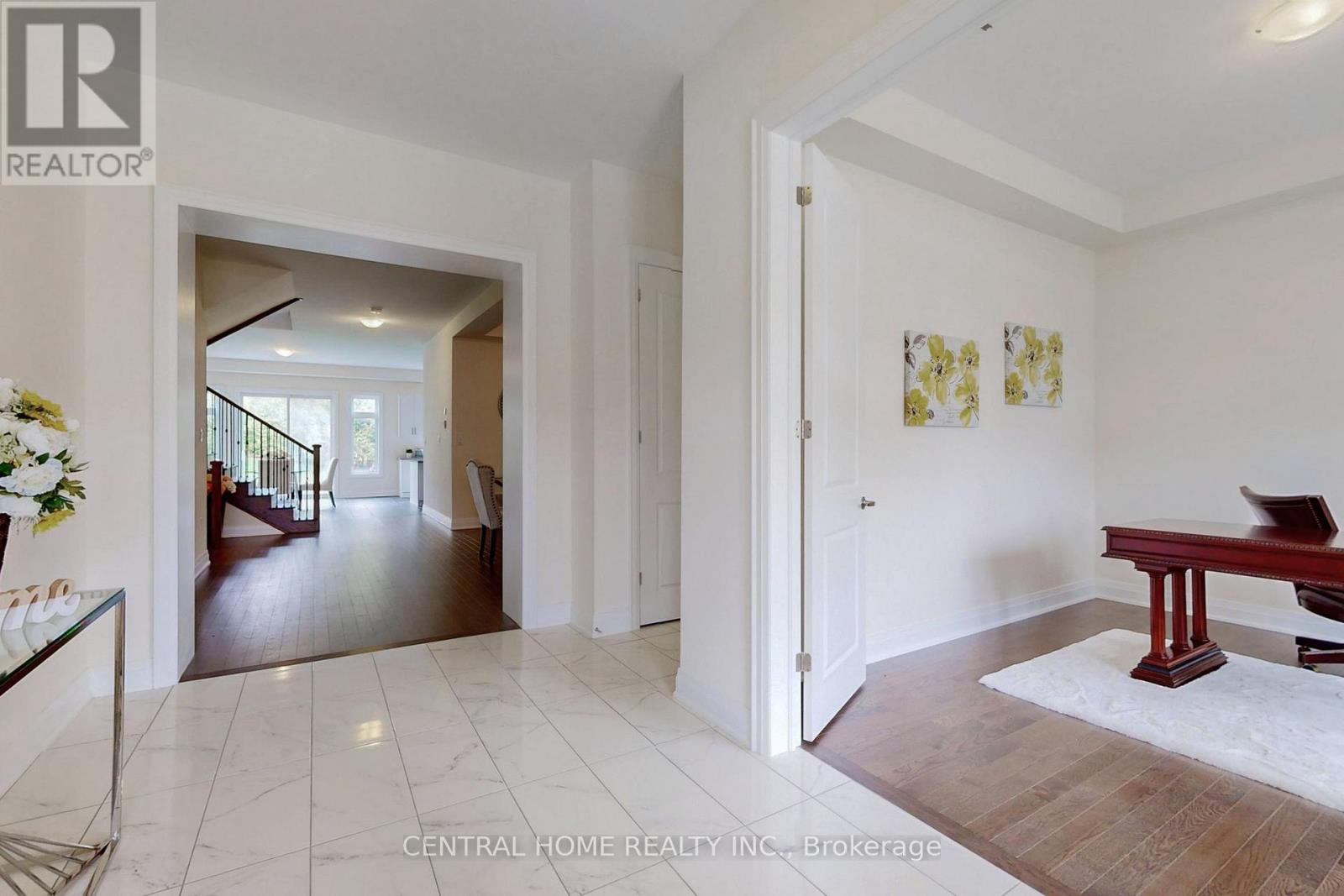27 Upbound Court, East Gwillimbury, Ontario  L9N 0E5 - Photo 2 - N12421303
