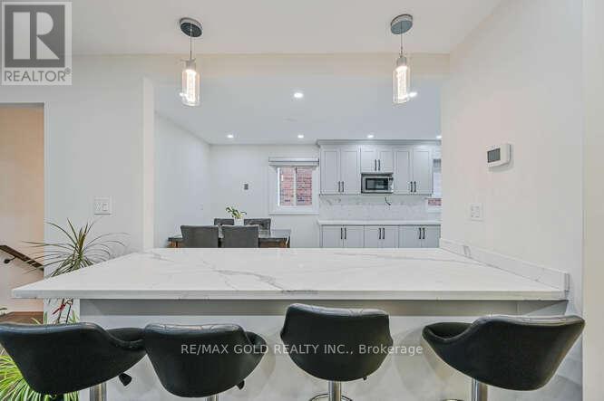 7433 Sigsbee Drive, Mississauga, Ontario  L4T 3S5 - Photo 11 - W12421276