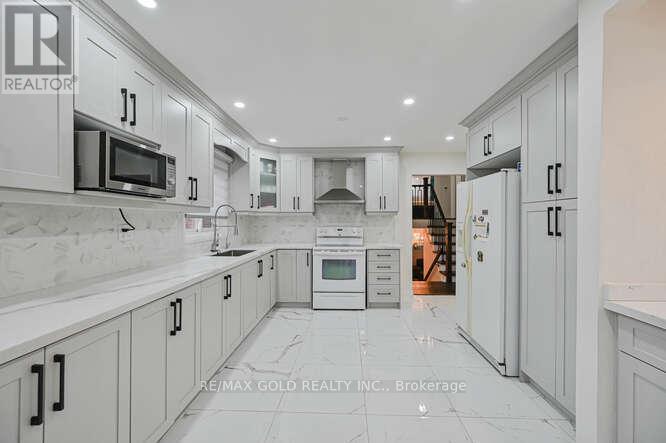 7433 Sigsbee Drive, Mississauga, Ontario  L4T 3S5 - Photo 12 - W12421276