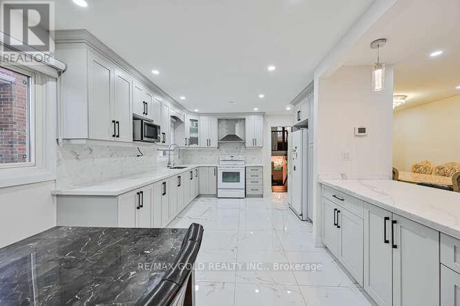 7433 Sigsbee Drive, Mississauga, Ontario  L4T 3S5 - Photo 13 - W12421276
