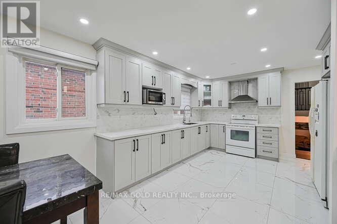 7433 Sigsbee Drive, Mississauga, Ontario  L4T 3S5 - Photo 14 - W12421276