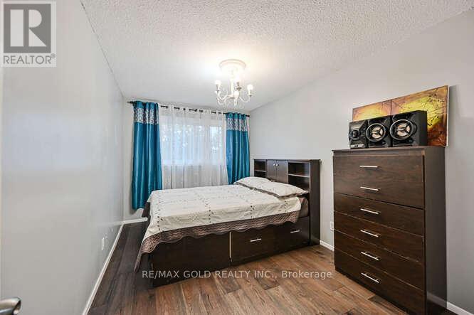 7433 Sigsbee Drive, Mississauga, Ontario  L4T 3S5 - Photo 17 - W12421276