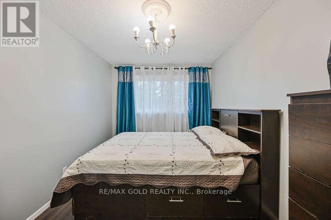 7433 Sigsbee Drive, Mississauga, Ontario  L4T 3S5 - Photo 18 - W12421276