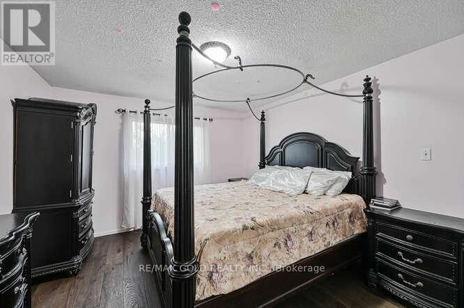 7433 Sigsbee Drive, Mississauga, Ontario  L4T 3S5 - Photo 21 - W12421276