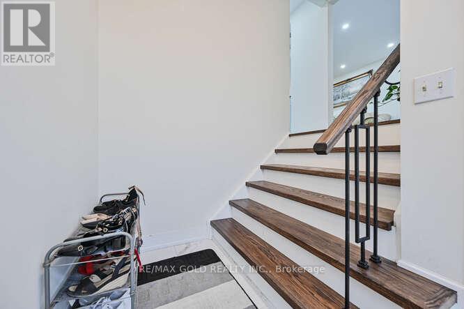 7433 Sigsbee Drive, Mississauga, Ontario  L4T 3S5 - Photo 7 - W12421276