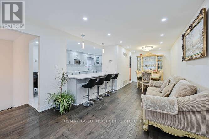 7433 Sigsbee Drive, Mississauga, Ontario  L4T 3S5 - Photo 9 - W12421276