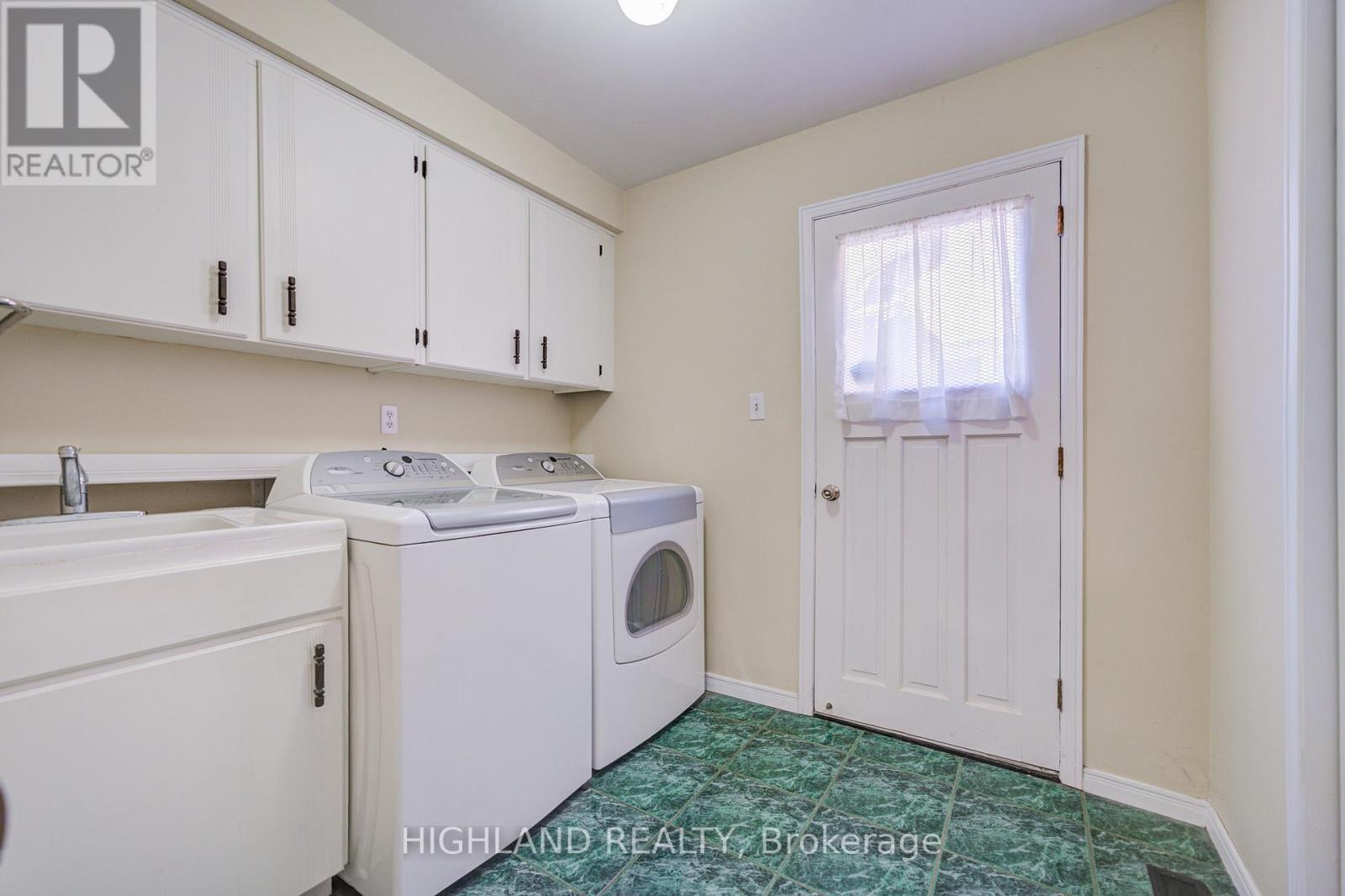 2591 Robin Drive, Mississauga, Ontario  L5K 2G2 - Photo 24 - W12421278
