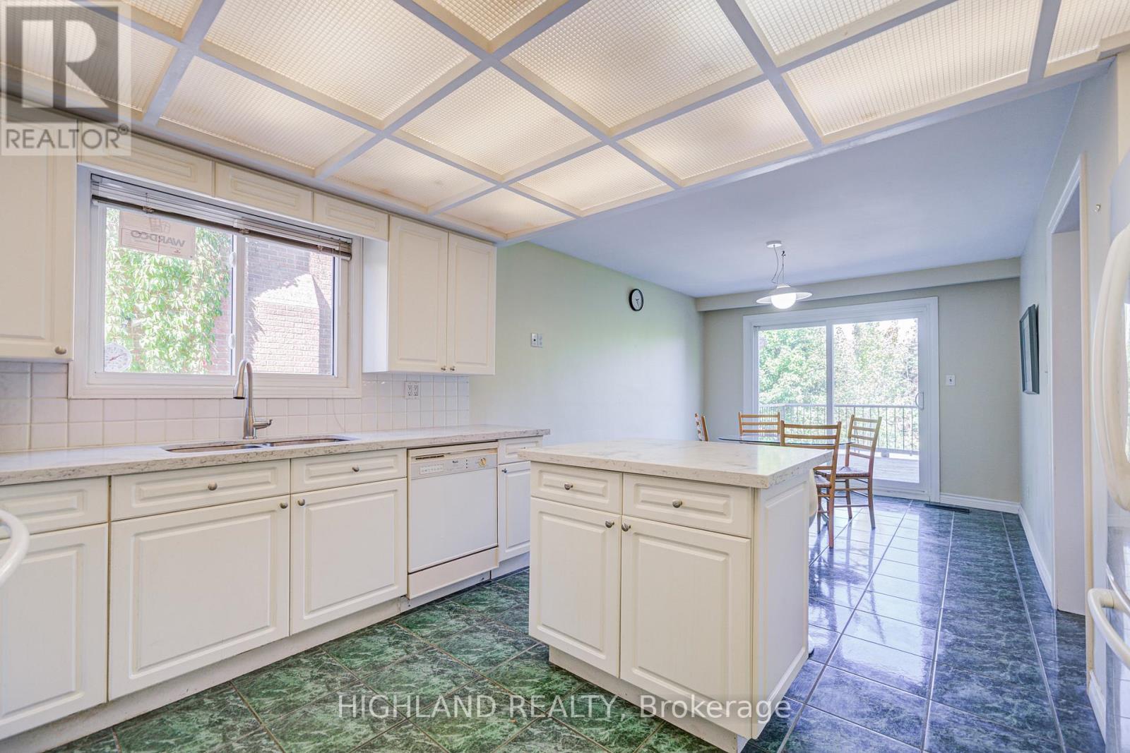 2591 Robin Drive, Mississauga, Ontario  L5K 2G2 - Photo 30 - W12421278