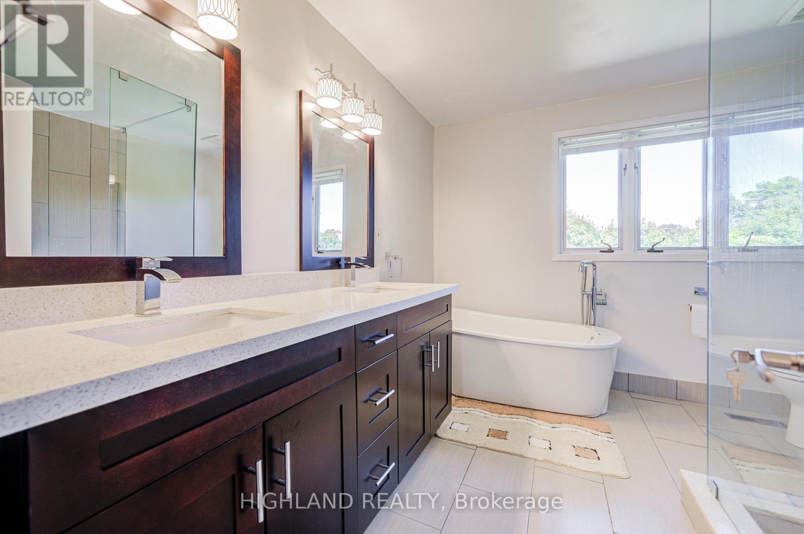 2591 Robin Drive, Mississauga, Ontario  L5K 2G2 - Photo 34 - W12421278