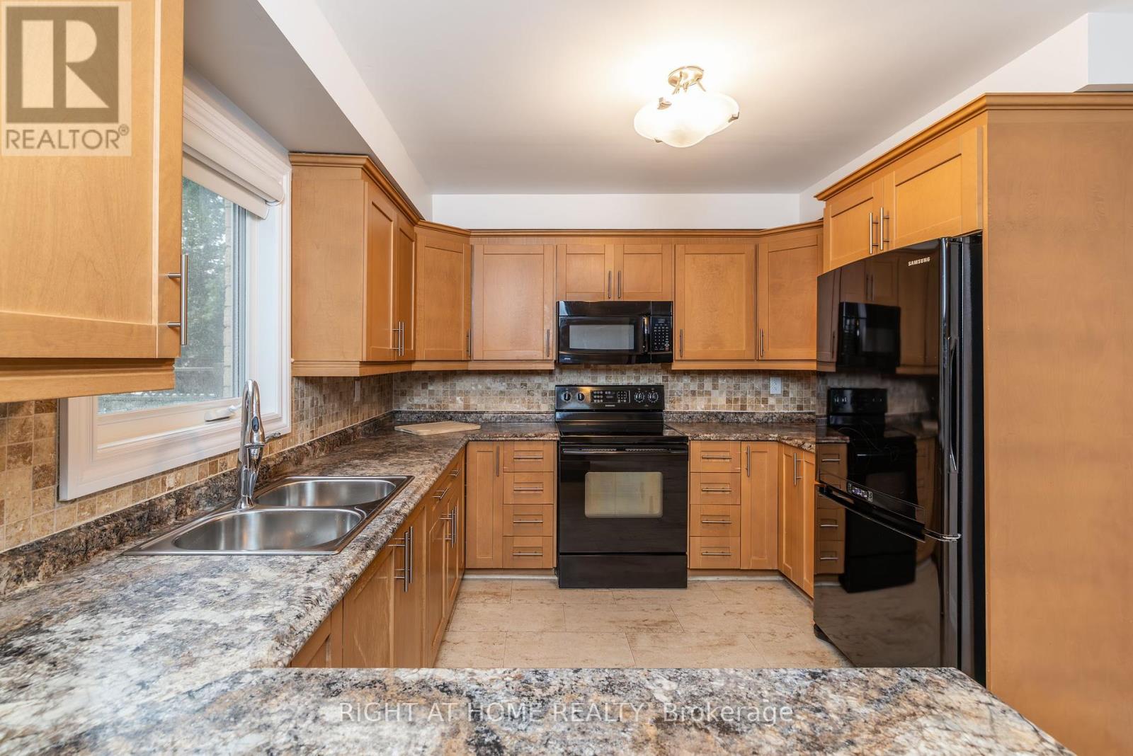 220 O'donoghue Avenue, Oakville, Ontario  L6H 3W6 - Photo 5 - W12421323