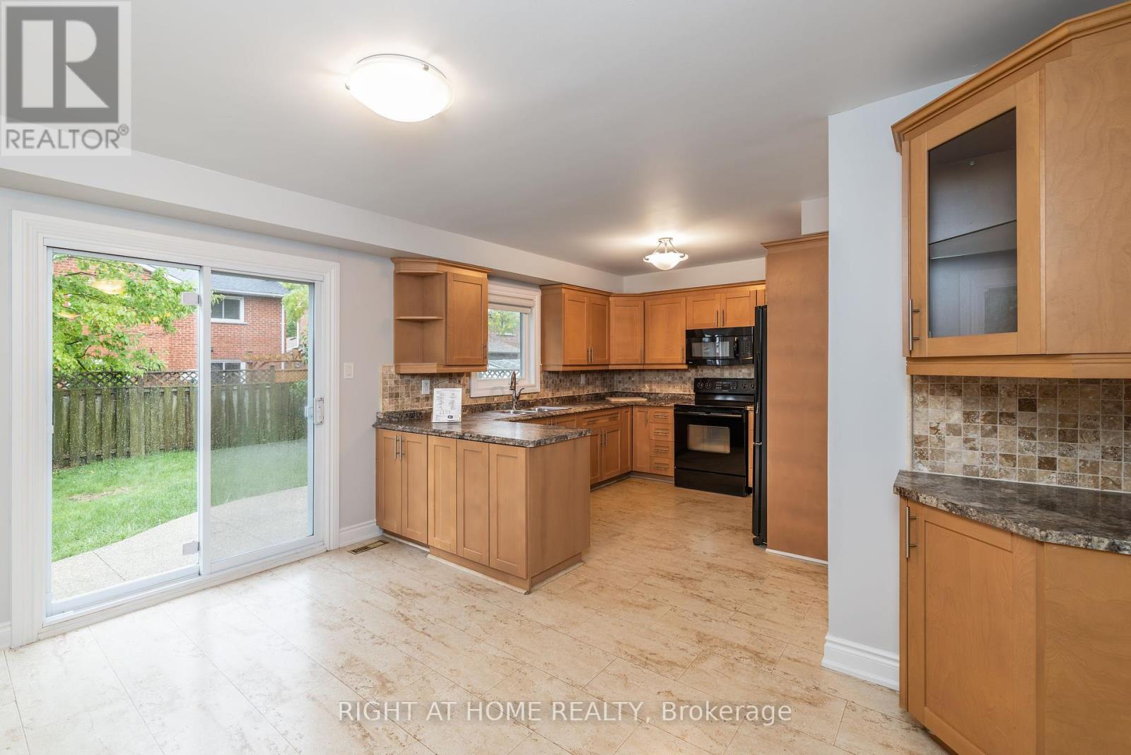 220 O'donoghue Avenue, Oakville, Ontario  L6H 3W6 - Photo 6 - W12421323