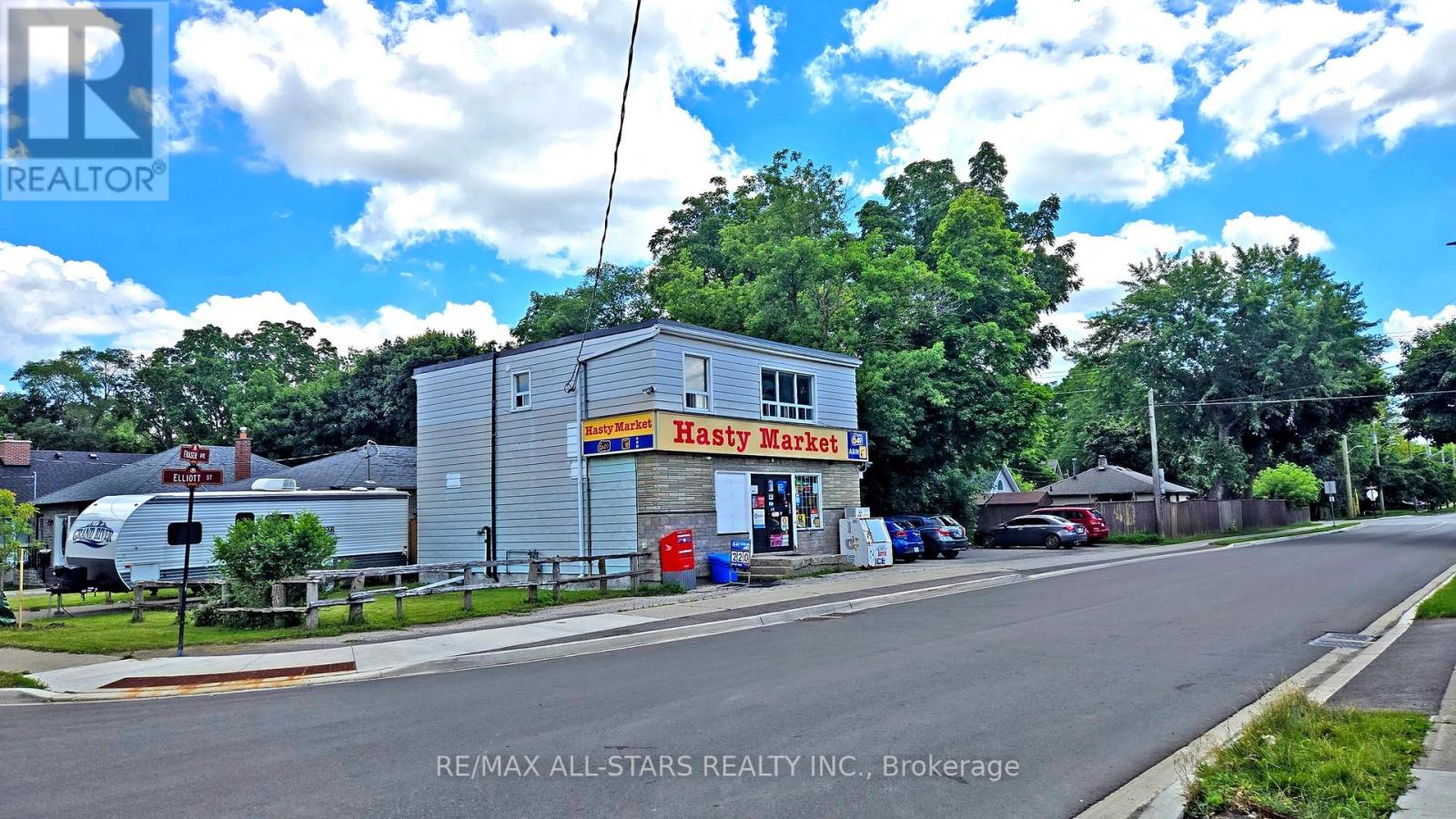 88 Elliott Street, Brampton, Ontario  L6Y 1W3 - Photo 2 - W12421352