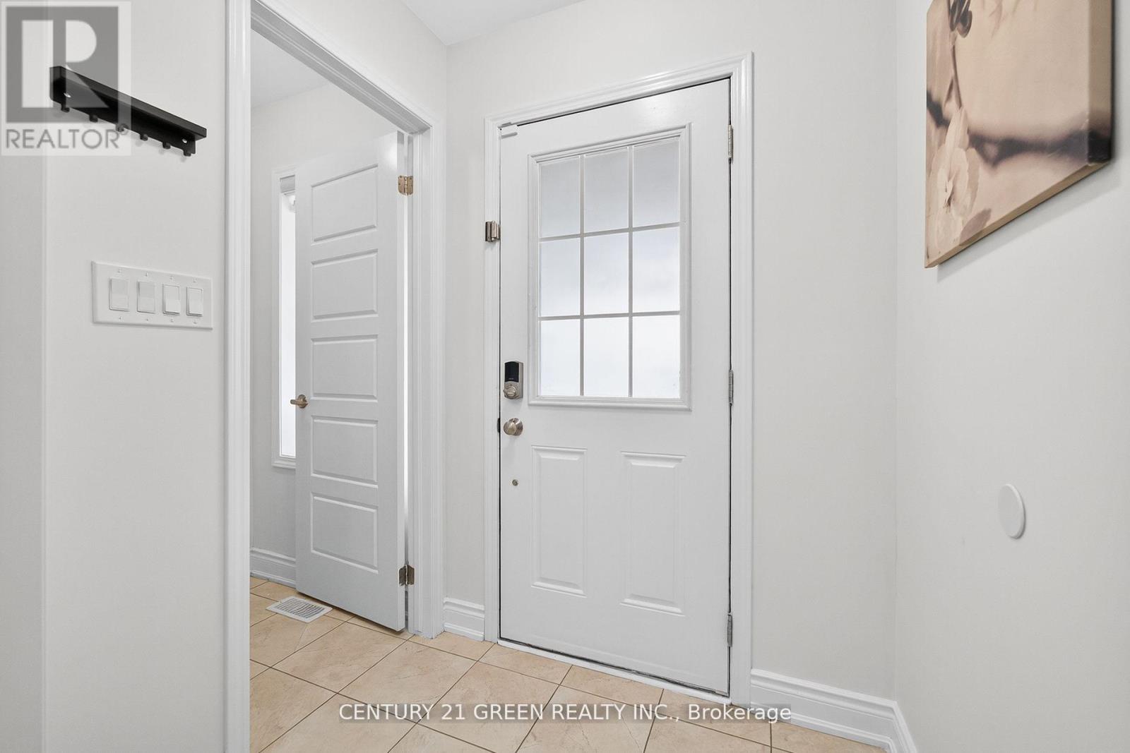 118 Bond Head Court, Milton, Ontario  L9T 7K6 - Photo 4 - W12421394