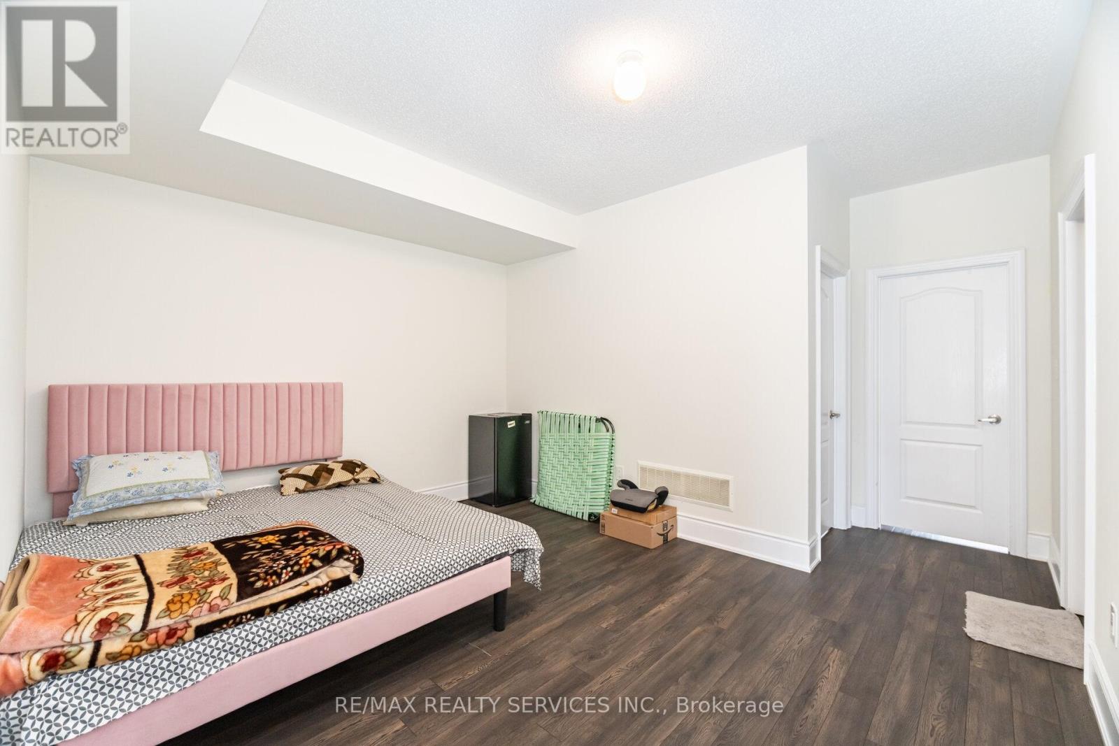 38 Foxsparrow Road, Brampton, Ontario  L6V 3P5 - Photo 9 - W12421397