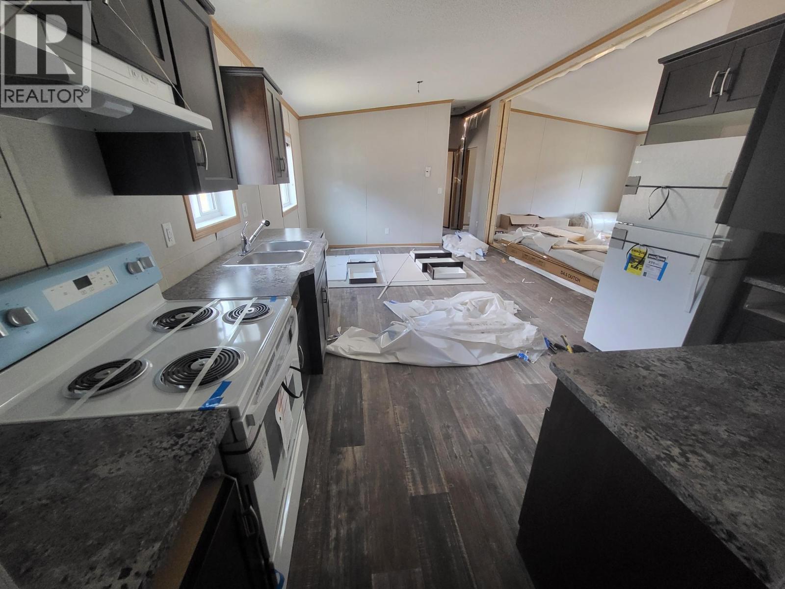 29 Wilderness Heights Drive, Elkford, British Columbia  V0B 1H0 - Photo 3 - 2479661