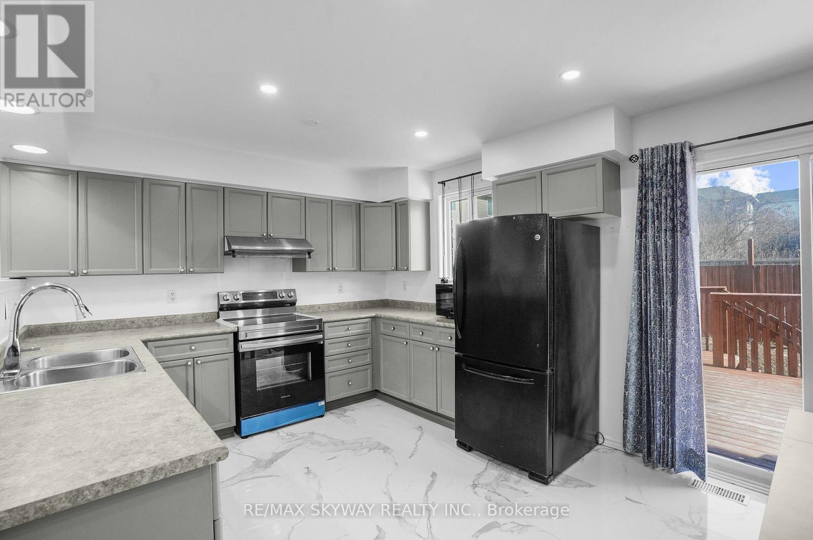 8 Bradley Lane, Brant, Ontario  N3T 6R5 - Photo 12 - X12421336