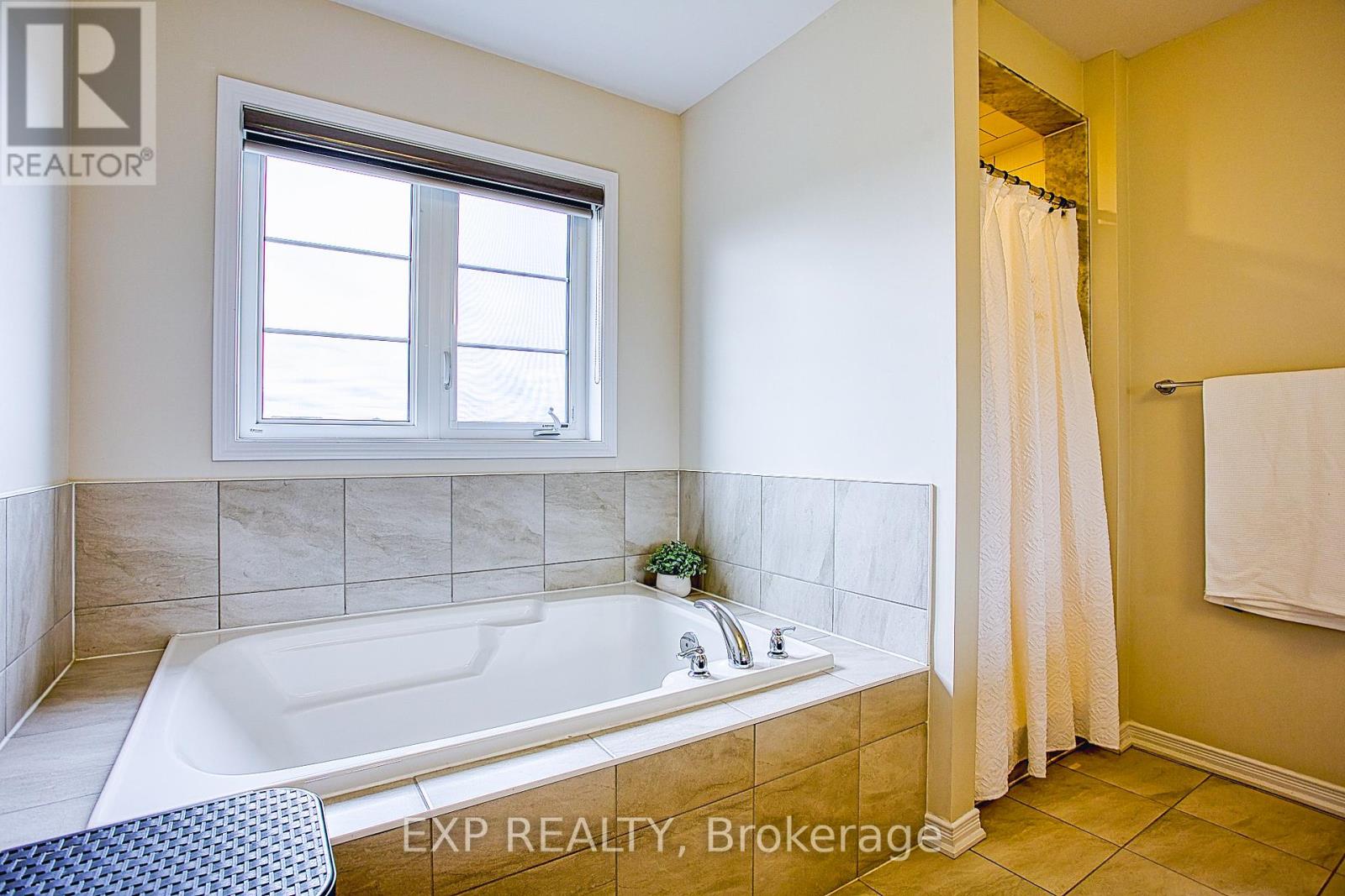 12 Midhurst Heights, Hamilton, Ontario  L8J 0K9 - Photo 26 - X12421341