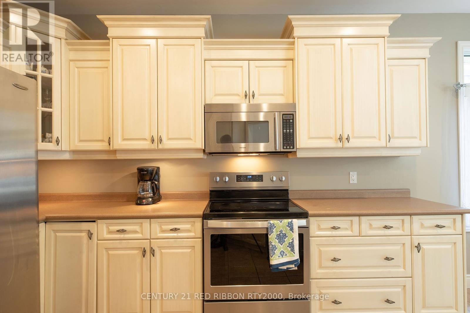 258 Deruiter Drive, Strathroy-Caradoc, Ontario  N7G 4H8 - Photo 10 - X12421640