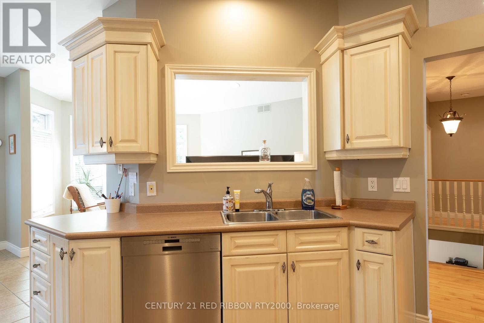 258 Deruiter Drive, Strathroy-Caradoc, Ontario  N7G 4H8 - Photo 11 - X12421640