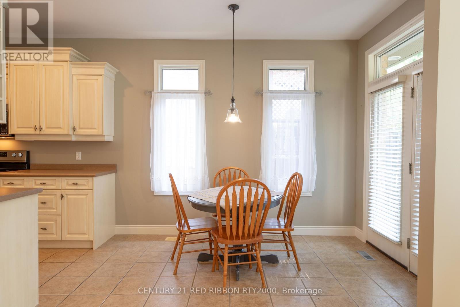 258 Deruiter Drive, Strathroy-Caradoc, Ontario  N7G 4H8 - Photo 12 - X12421640