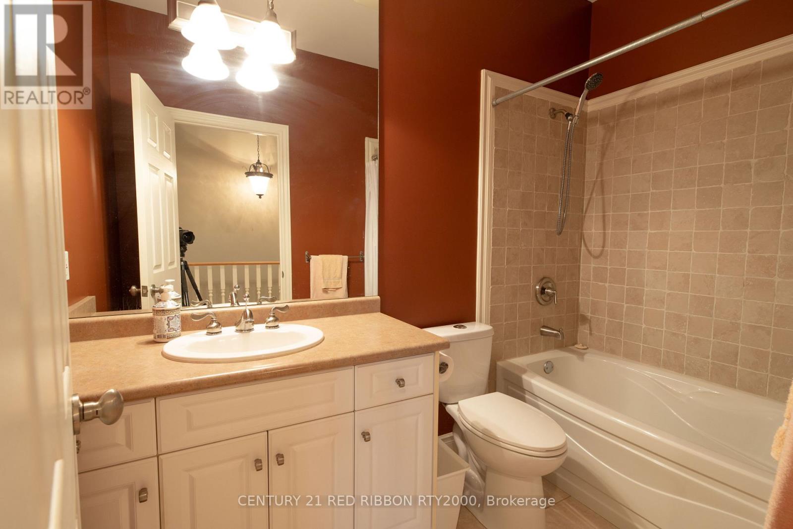 258 Deruiter Drive, Strathroy-Caradoc, Ontario  N7G 4H8 - Photo 25 - X12421640