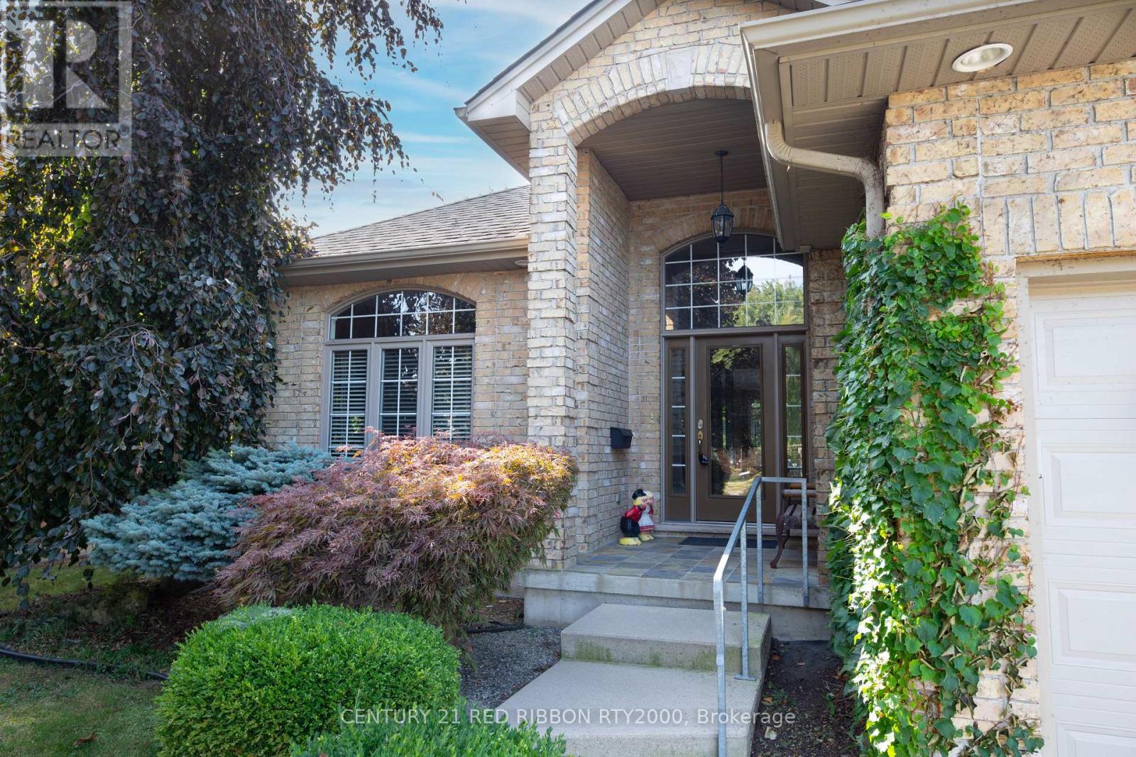 258 Deruiter Drive, Strathroy-Caradoc, Ontario  N7G 4H8 - Photo 3 - X12421640