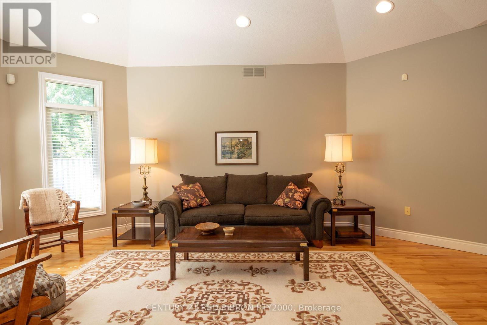 258 Deruiter Drive, Strathroy-Caradoc, Ontario  N7G 4H8 - Photo 6 - X12421640
