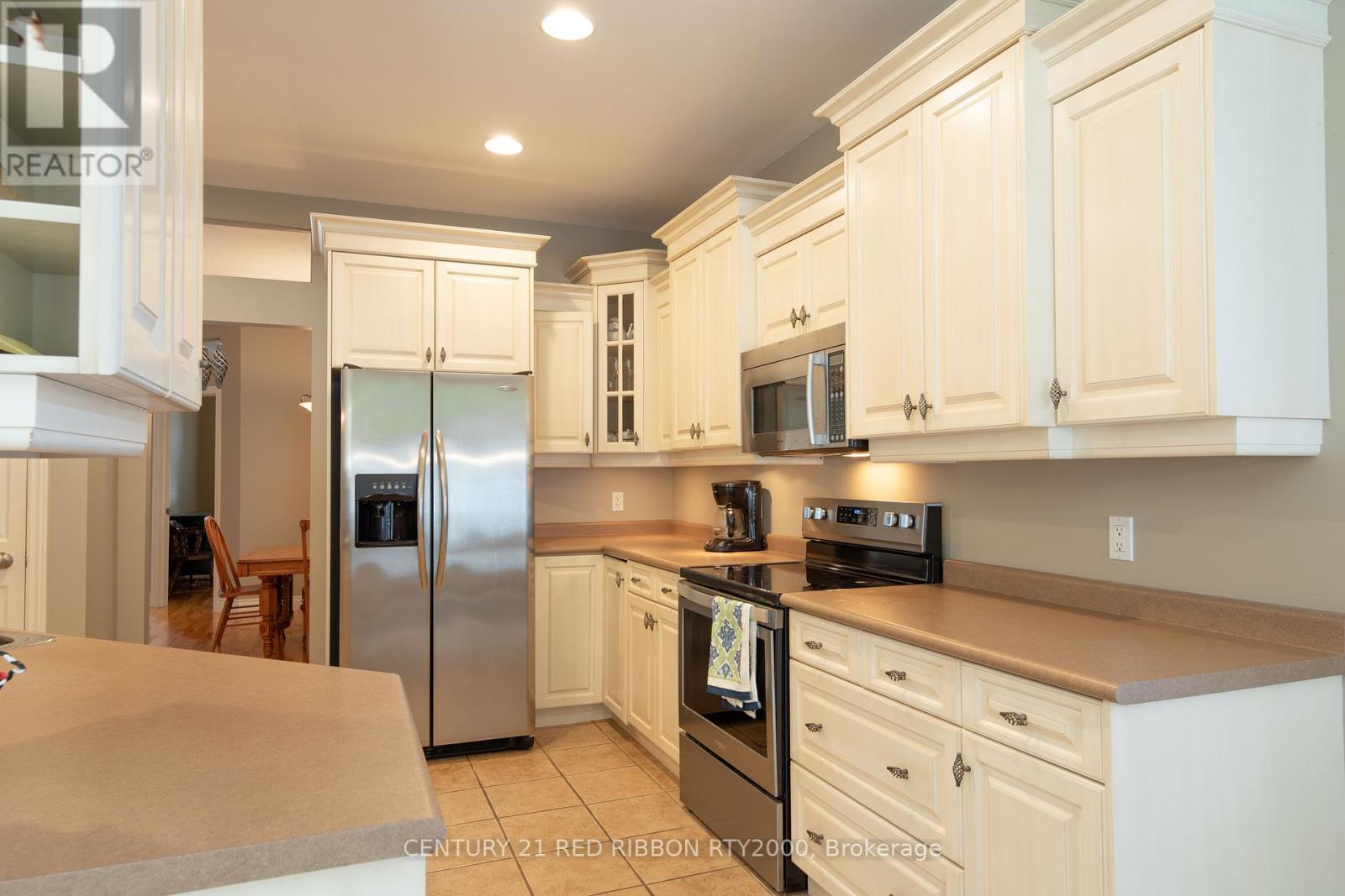 258 Deruiter Drive, Strathroy-Caradoc, Ontario  N7G 4H8 - Photo 8 - X12421640