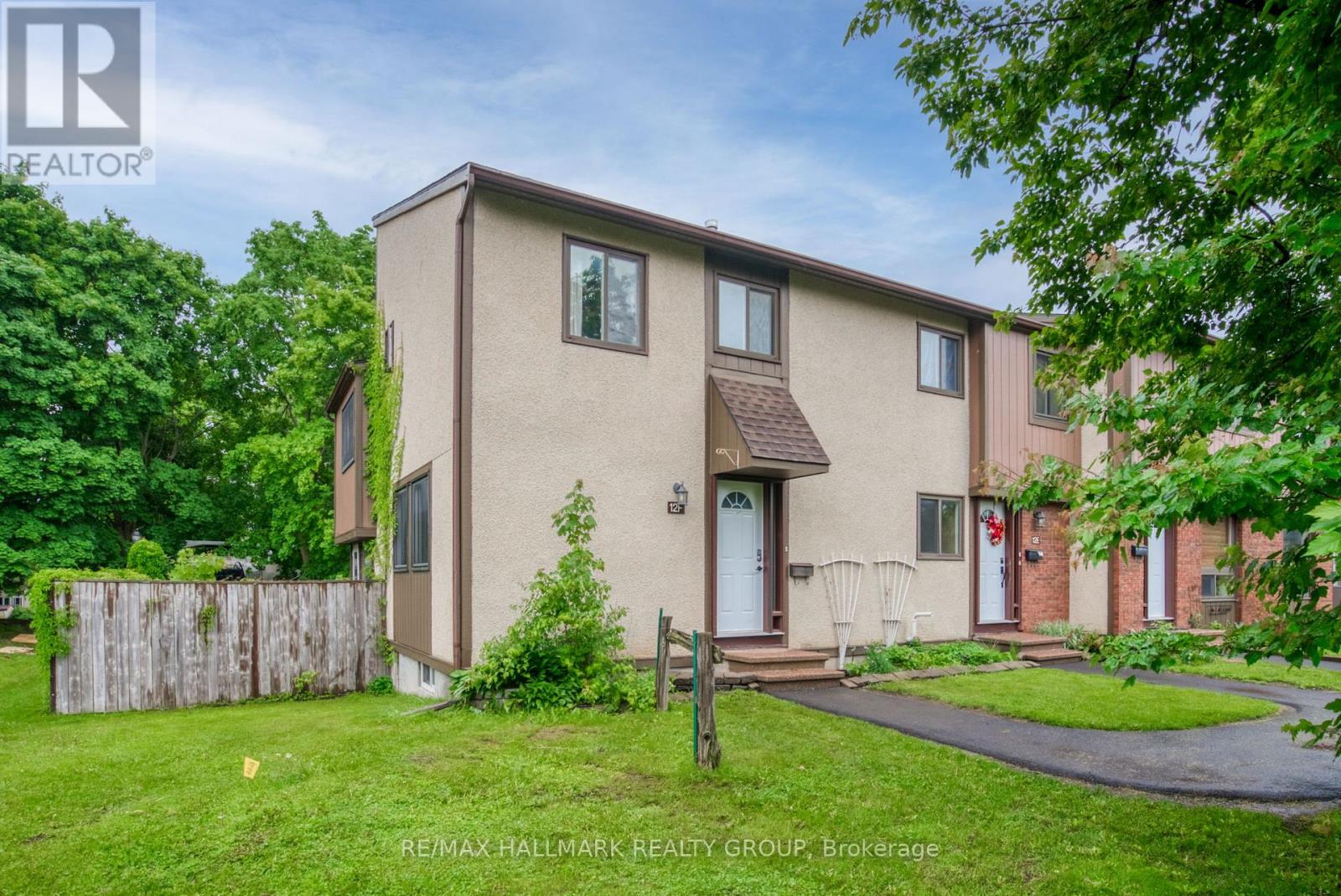 12F LARKSHIRE LANE, Ottawa, Ontario
