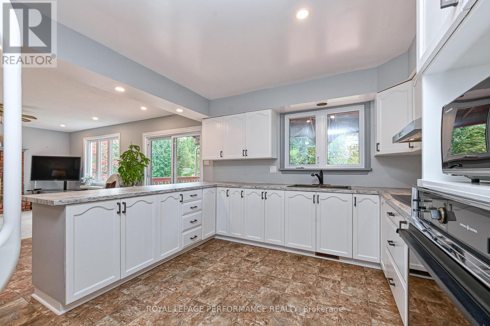 1524 Blue Rock Avenue, Ottawa, Ontario  K0A 2E0 - Photo 12 - X12421568