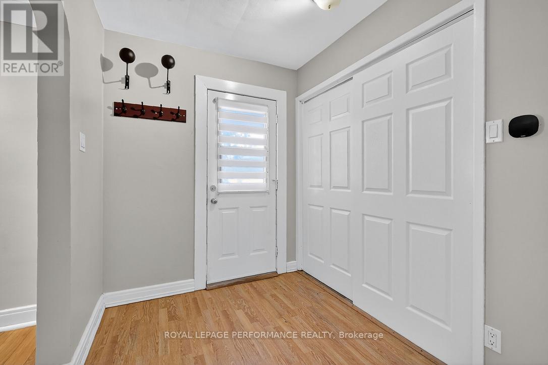 261 Montfort Street, Ottawa, Ontario  K1L 5P1 - Photo 3 - X12421603