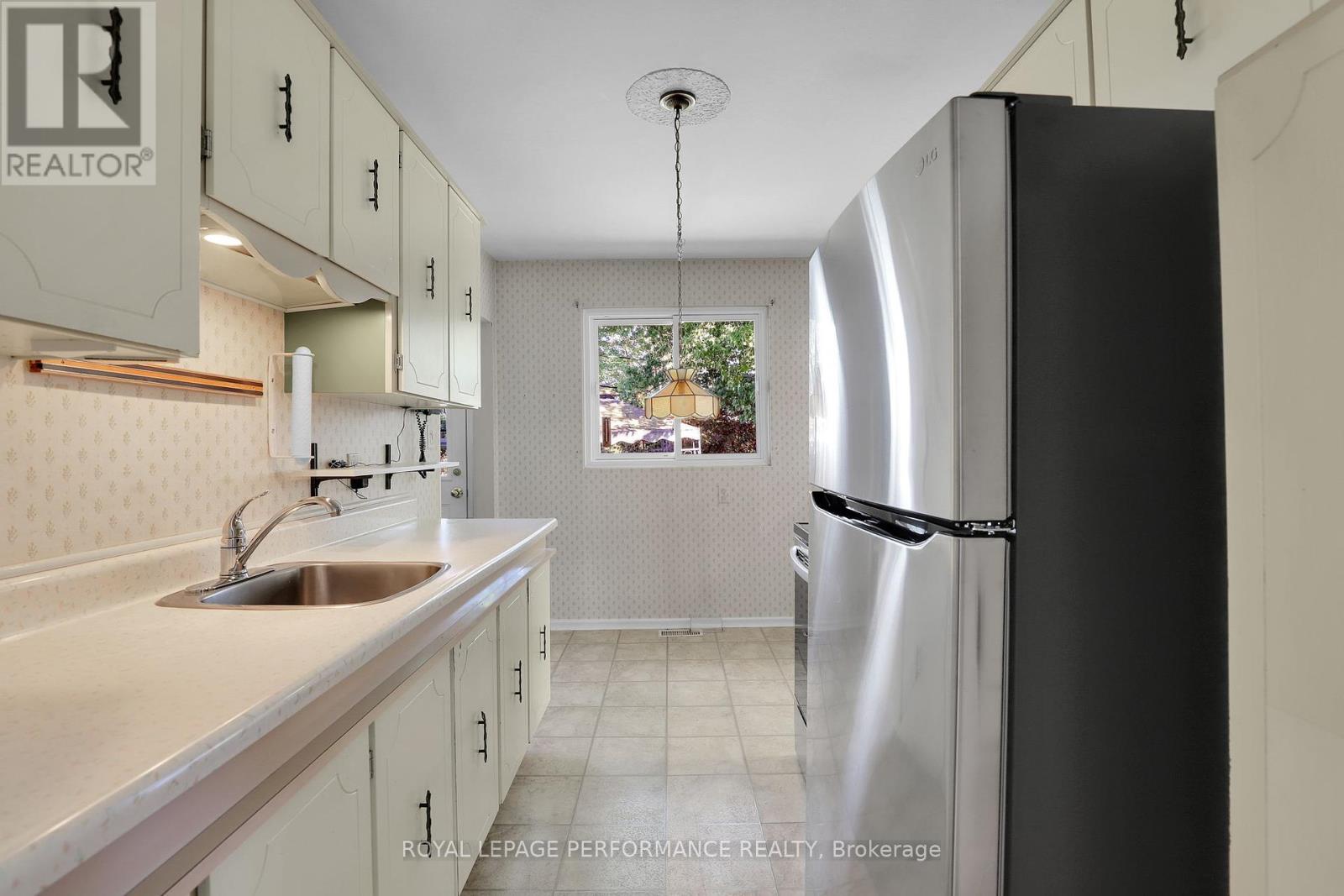 2337 Samuel Drive, Ottawa, Ontario  K1G 3C3 - Photo 13 - X12421611