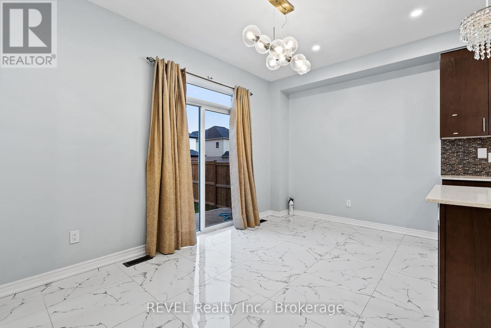 32 Sparkle Drive, Thorold, Ontario  L2V 0H2 - Photo 13 - X12421556