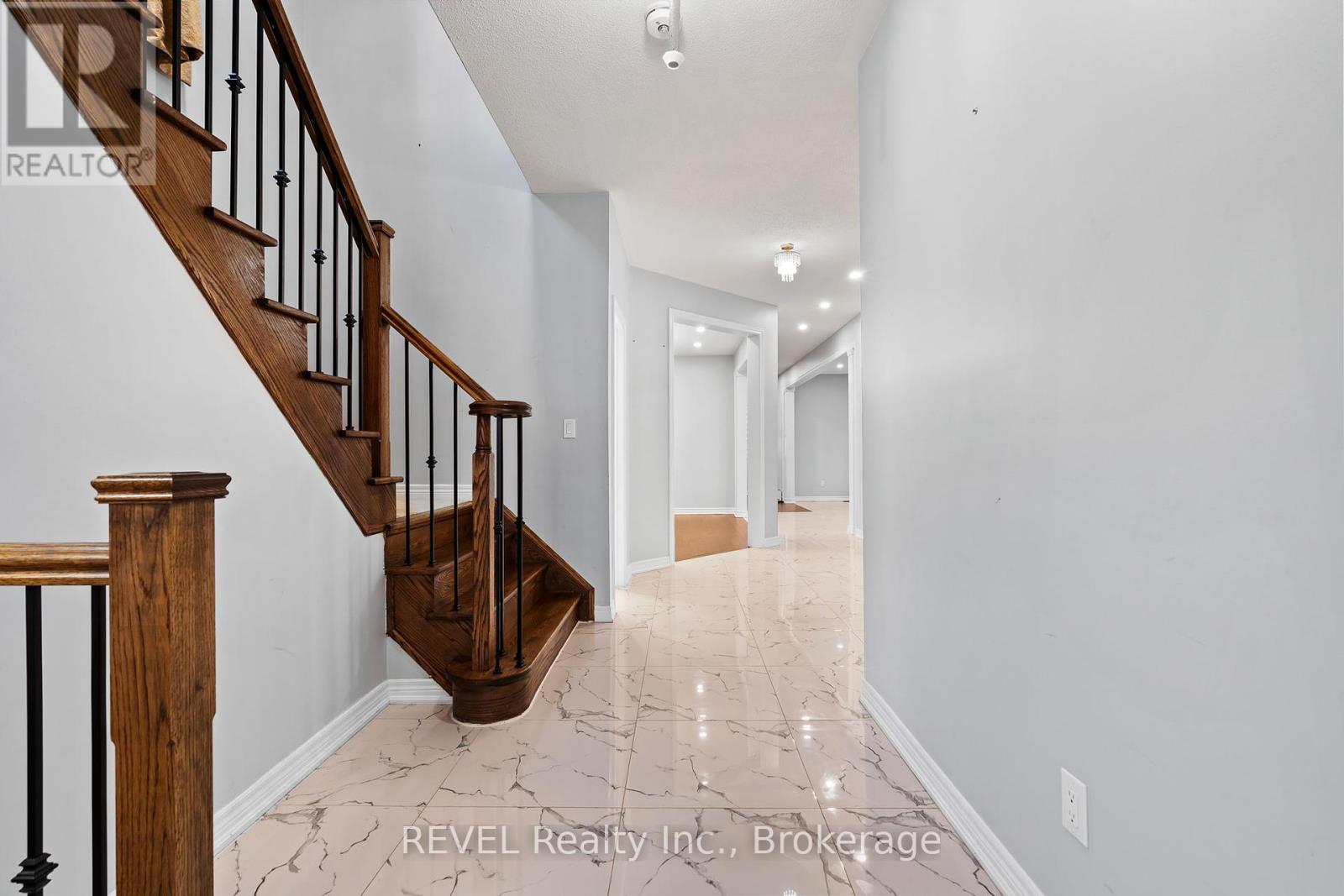 32 Sparkle Drive, Thorold, Ontario  L2V 0H2 - Photo 5 - X12421556