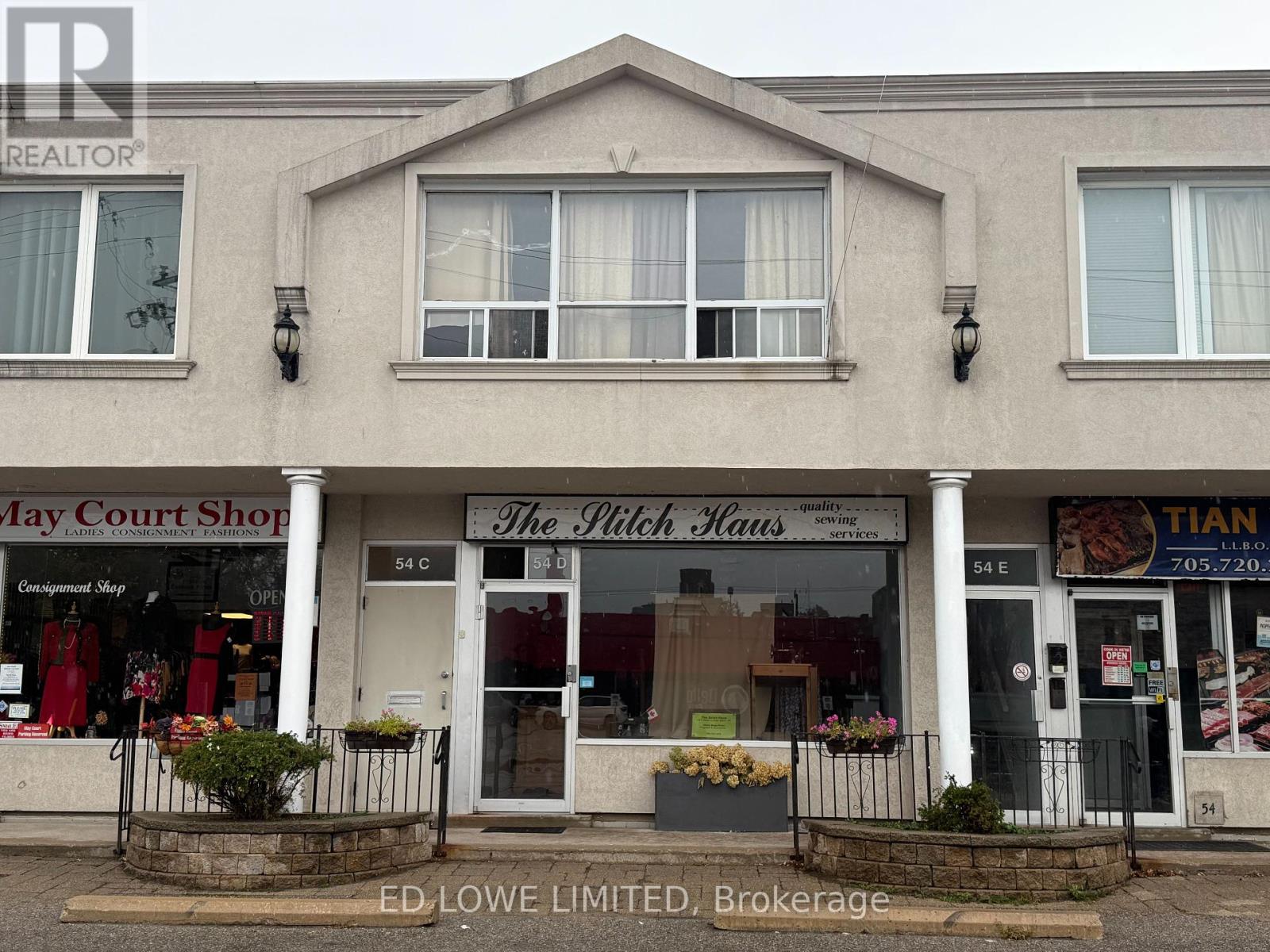 C & D - 54 Maple Avenue, Barrie (City Centre), Ontario  L4N 1R8 - Photo 2 - S12421438