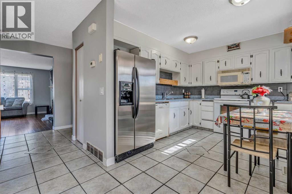 8 Pinelore Place Ne, Calgary, Alberta  T1Y 3V8 - Photo 5 - A2253394
