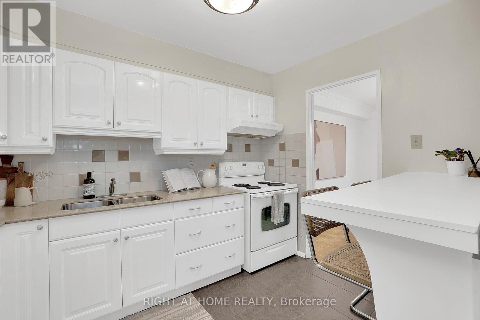 2101 - 360 Ridelle Avenue, Toronto, Ontario  M6B 1K1 - Photo 6 - W12421433