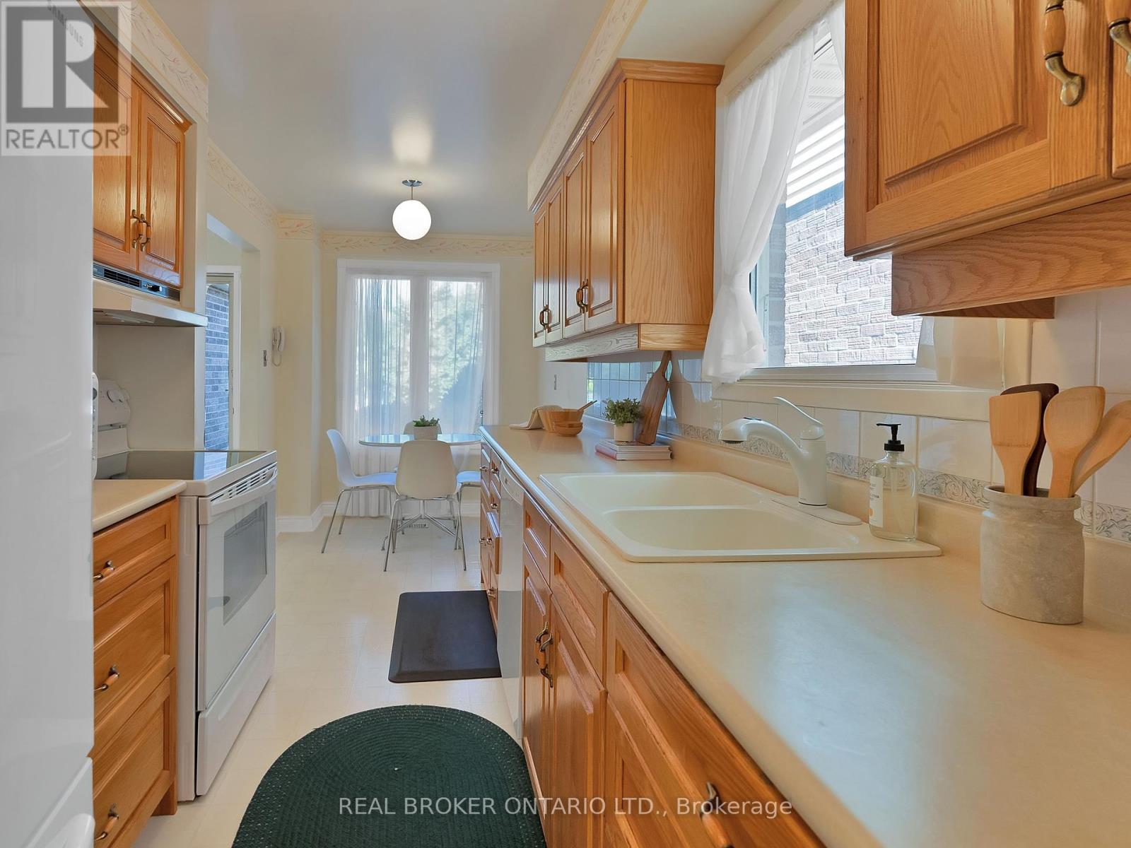 46 Swennen Drive, Brampton, Ontario  L6V 4E2 - Photo 12 - W12421460
