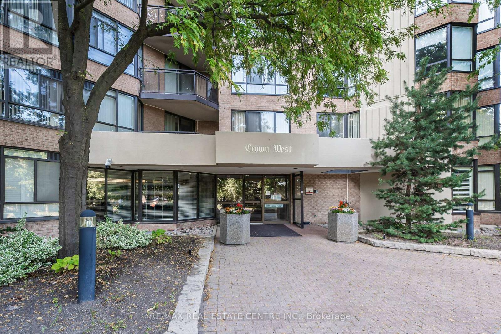 802 - 20 Cherrytree Drive, Brampton, Ontario  L6Y 3V1 - Photo 2 - W12421468