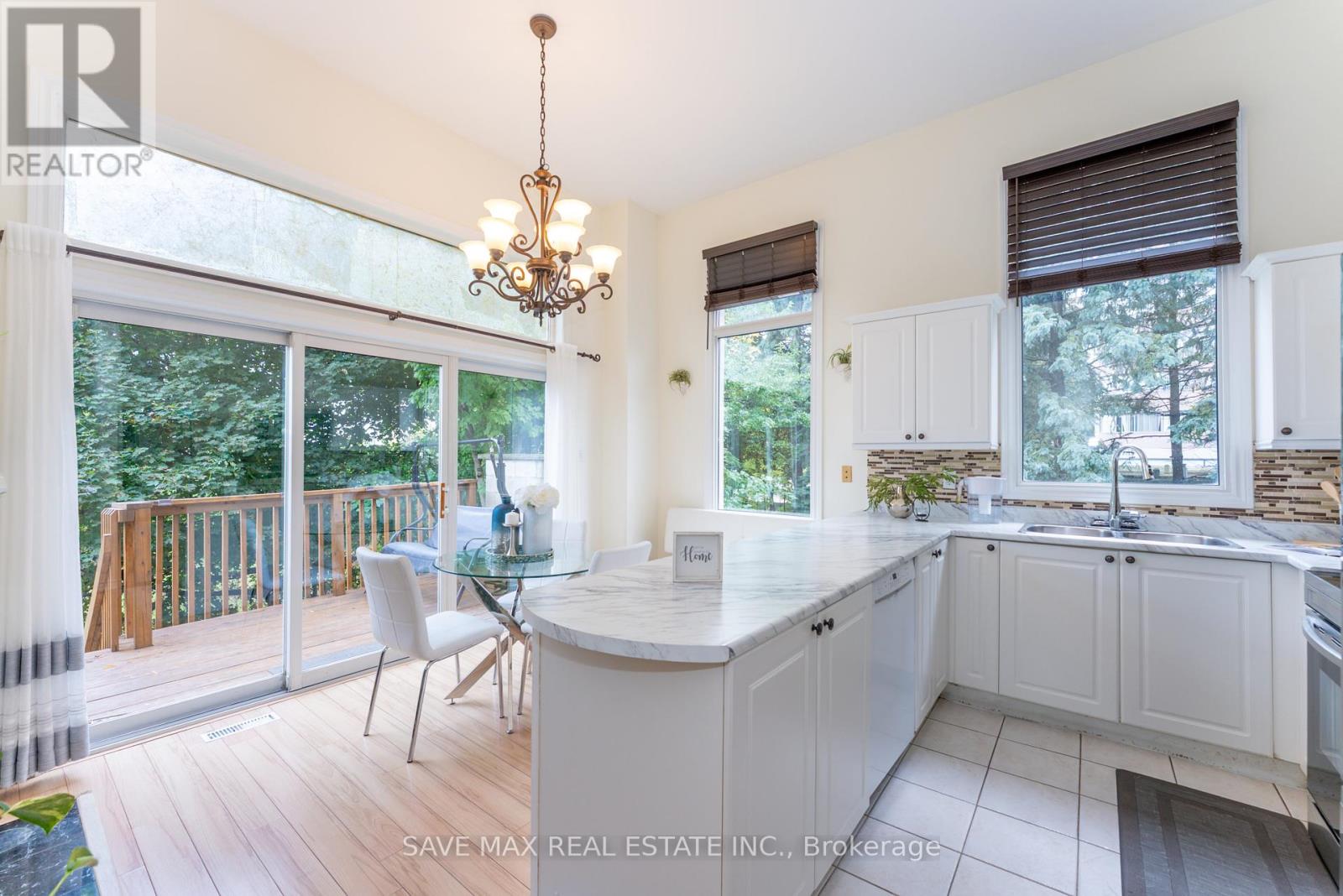 25 - 840 Dundas Street W, Mississauga, Ontario  L5C 1C2 - Photo 11 - W12421471